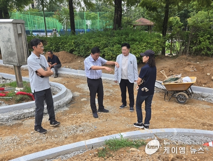공도 금호1단지 주민들과 함께 유적공원 내 건식 마사토 맨발걷기 코스 조성 공사와 관련한 민원을 청취하고 있다. 사진/안성시의회 제공