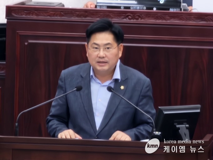 최호섭 운영위원장이 ‘민자철도 적격성 조사 의뢰에 대한 안성시의 공식 입장’에 관한 시정질문을 하고있다.<사진/김영진기자>