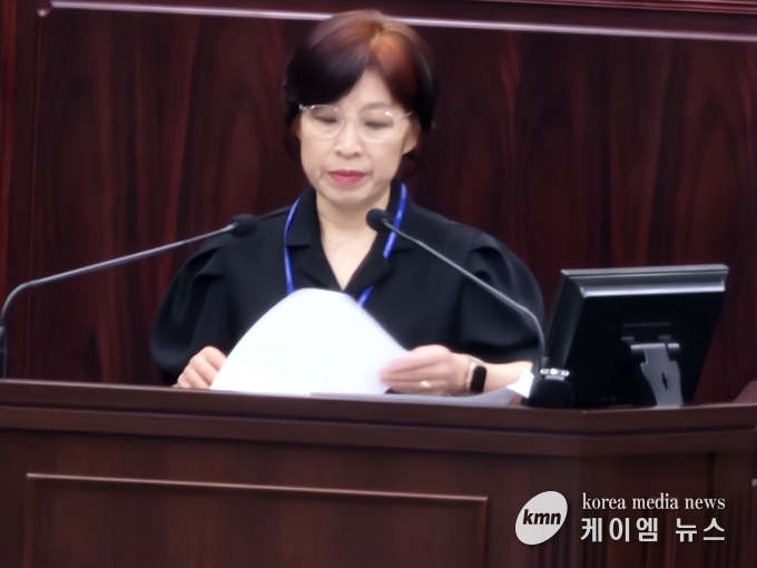 안성시 황영주 전략기획담당관이 ‘2025년도 제2회 일반 및 특별회계 추가경정예산안’과 ‘참좋은지방정부협의회 규약개정 보고의 건’ 제안설명을 하고있다.<사진/김영진기자>