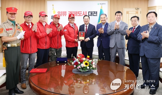 해병대전우회 중앙회와 대전지부 관계자 등 9명이 이장우 대전광역시장에게 감사패전달 후 기념 촬영을 하고있다.<사진/대전광역시청 제공>