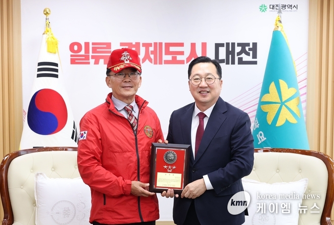 해병대전우회(총재 이승도)가 이장우 대전광역시장에게 감사패를 전달하고있다.<사진/대전광역시청 제공>