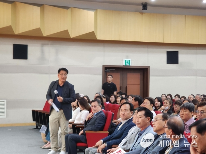 전도현 오산시의원이 화성시와 사업시행자가 교통 문제에 대한 근본적 해결책도 제시하지 않고 있다고 주장하고있다.<사진/김영진기자>