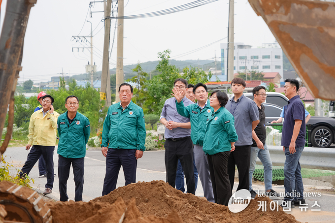 안정열 의장과 안성시의회 의원들이 사고현장에 도착하여 사고경위에 대한 설명을 듣고있다<사진/안성시의회 제공>.