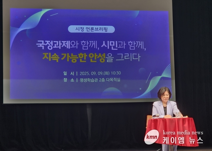  김보라 시장이 2025 바우덕이 축제 홍보, 언론인과의 질의응답을 하고있다.<사진/김영진기자>