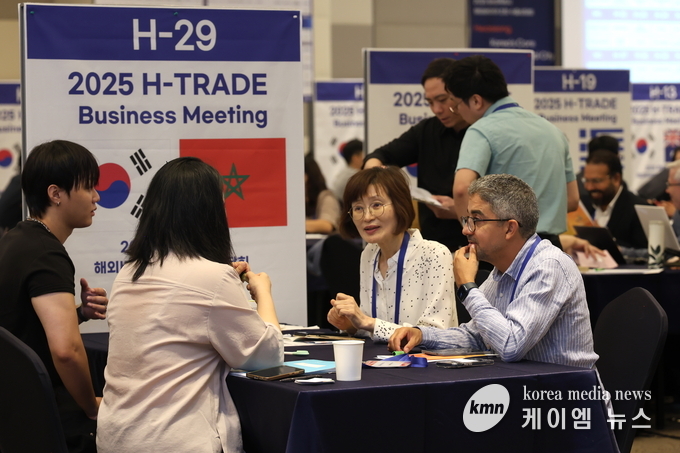 10일 열린 화성특례시 H-TRADE 해외바이어 초청 수출상담회에서 해외 바이어들이 관내 기업과 수출 상담을 하고 있다. <br>
사진/화성특례시청 제공