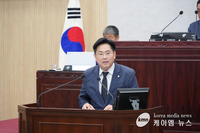 안성시의회 최호섭 운영위원장이 제233회 임시회 2차 본회의에서 민자철도 문제를 정면으로 파고들며 차분하지만 날카로운 보충질의를 하고있다.<사진/김영진 기자>
