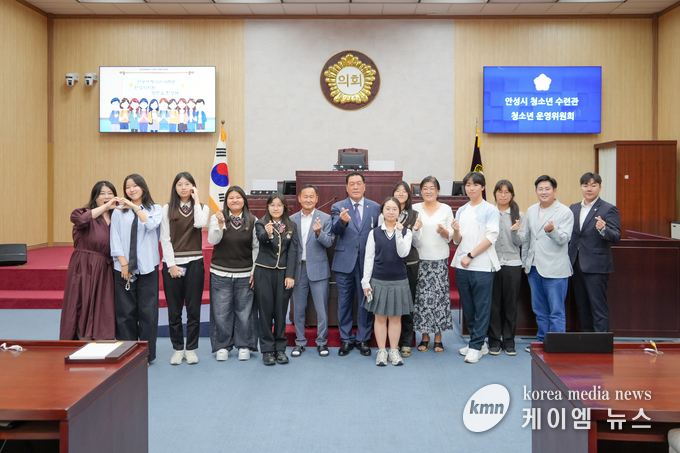  안성시의회, 안성시 청소년 수련관 운영 간담회 후 기념촿엉을 하고있다. 사진/안성시의회 제공