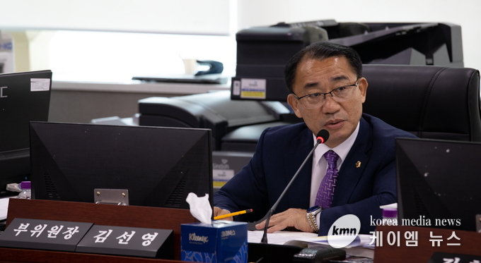 김선영 부위원장은 보이지 않는 곳에서 최선을 다하는 의용소방대에 대한 실질적 지원을 강조 하고 있다. 사진/경기도의회 제공