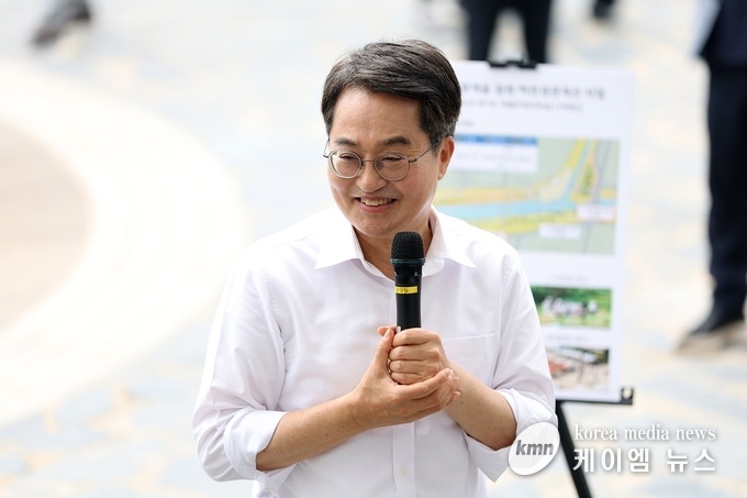 김동연 지사는 안양천 지방정원 조성 대상지 현장을 돌아본 뒤 젊었을 때 10년 넘게 안양에 살았다고 말했다. 사진/경기도청 제공