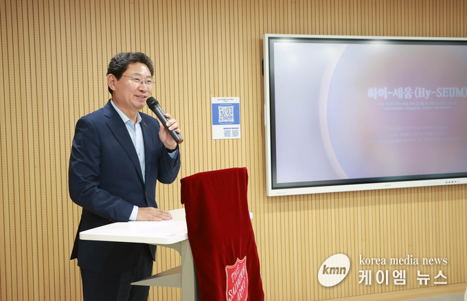 이상일 시장은 원삼면 이음센터에 새롭게 조성된 문화공간 플랫폼 ‘Hy-SEUM’ 개소식에서 인사말을 하고있다. 사진/용인특례시청 제공
