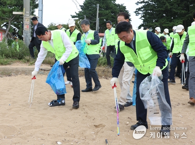  22일 정명근 화성특례시장(사진 왼족 첫번째)과 윤호중 행정안전부 장관(사진 오른쪽 첫번째) 등 주요 참석자들이 궁평항에서 해변 정화 활동을 하고 있다. 사진/화성특례시청 제공