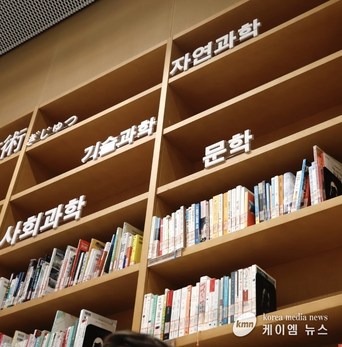  경기도서관 이름으로 채식주의자 등 도서 100권 증정 사진/경기도청 제공