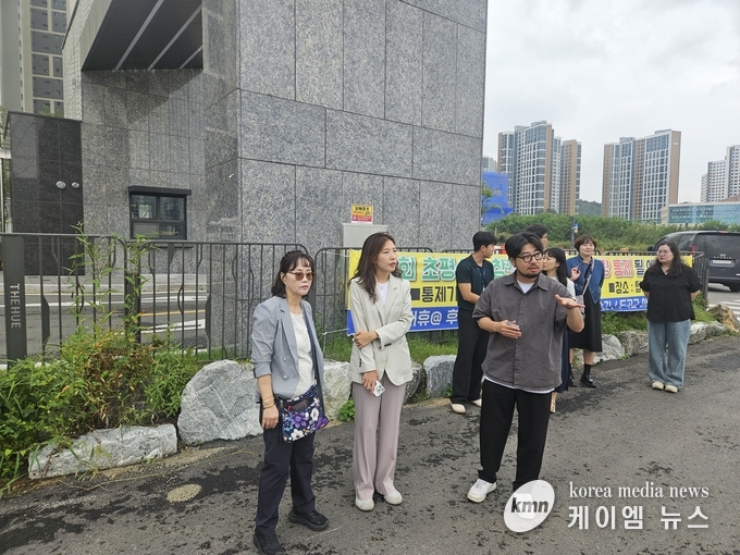 전예슬 의원이 세교2지구 한신더휴 아파트를 점검하고있다。<사진/전예슬의원 제공>