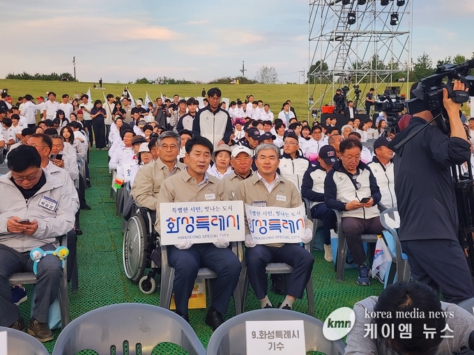 사진/ 배정수 화성시의회 의장, 정구원 화성시부시장과 화성시 선수단이 개막식에 참석하고있다.<사진/김영진 기자>