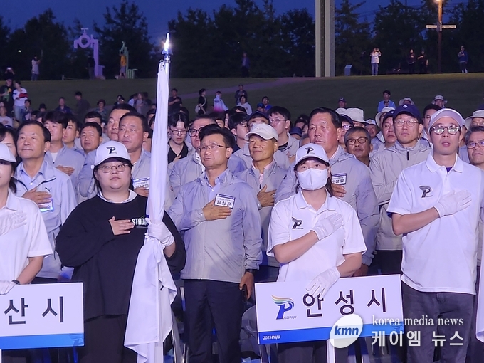 사진/ 안정열 안성시의회 의장, 남상은 안성시부시장 괴 선수단이 개막식에 참석하고있다.<사진/김영진 기자>
