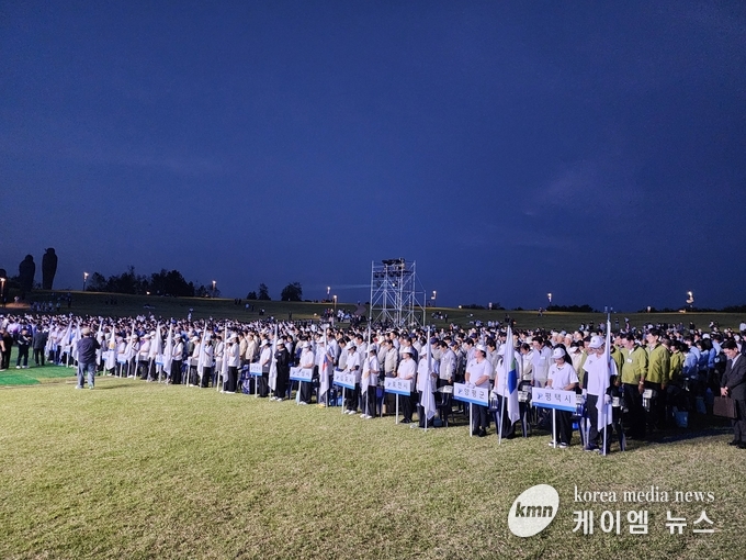 사진/ 파주시민과 경기도 체육인 1만여명이 개막식에 참석하고있다.<사진/김영진 기자>