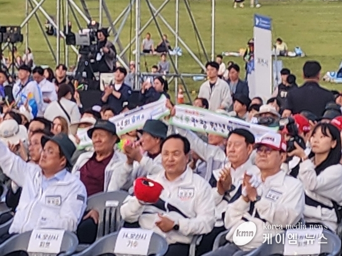 사진/이권재 오산시장과 이상복 오산시의회 의장, 권병규 체육회장, 그리고 선수들이 개막식 행사에 참석하고있다.<사진/김영진 기자>