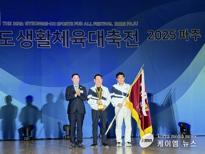 사진/이원성 경기도체육회장(왼쪽), 권병규 오산시 체육회장(가운데), 김명철 오산시 체육회 사무국장(오른쪽)이 우승기와 트로피를 들고 기념 촬영을 하고있다<사진/김영진기자> 