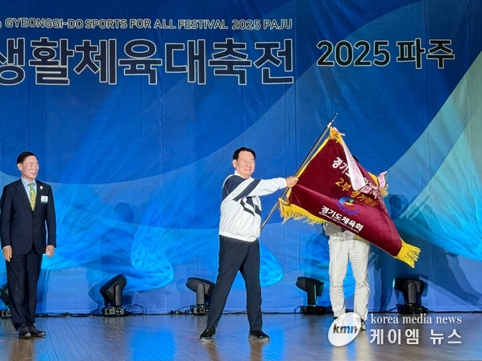 사진/권병규 오산시 체육회장이 우승기를 흔들고있다<사진/김영진기자> 