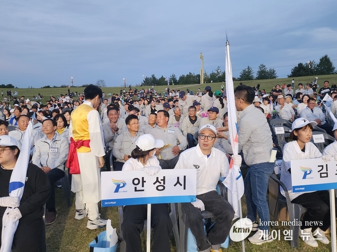 사진/안성시의회 안정열 의장과 남상은 부시장 백낙인 체육회장이 개막식에 참석하여 안성시 선수들의 선전을기원하고있다.<사진/김영진 기자>