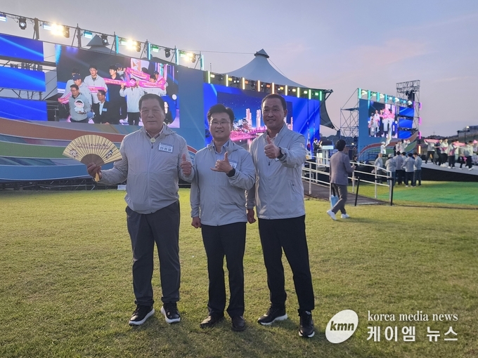사진/안성시의회 안정열 의장과 남상은 부시장 백낙인 체육회장이 선수들의 선전을기원하고있다.<사진/김영진 기자>