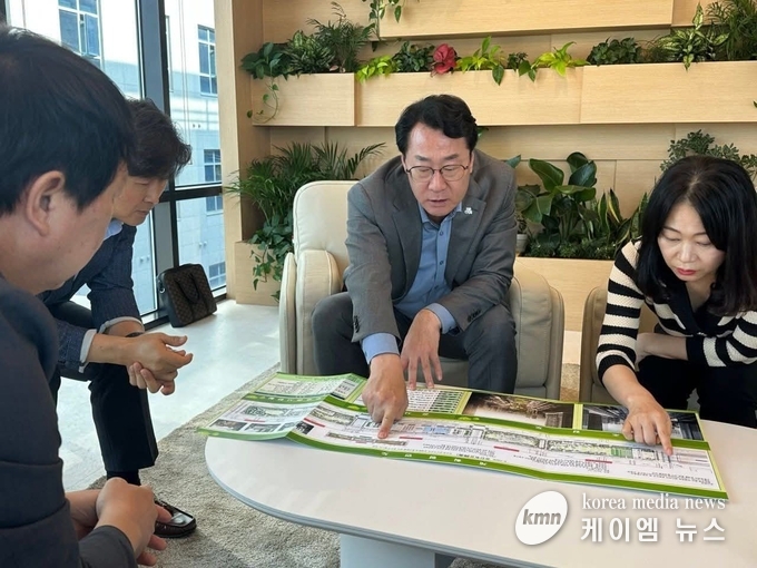 사진/정명근 화성특례시장이 1일 경부직선화 상부공원 현장 상황실을 방문해 공사 진행 상황을 점검하고있다.