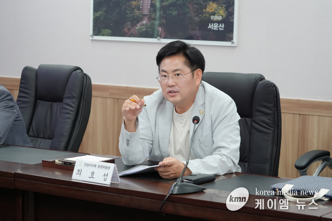 사진/ 최호섭 안성시의회 운영위원장이 안성시에 전체 인구(약 20만8천 명)의 11% 살고있다고 설명하고있다.