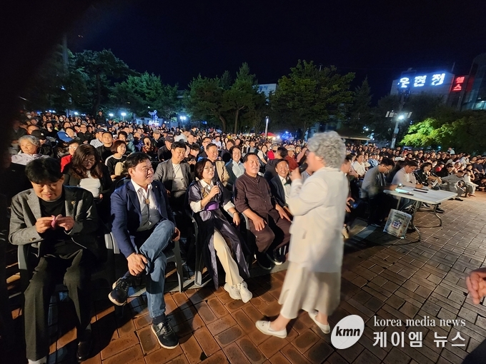 김보라 안성시장이 소통왕 말자할매(개그우먼 김영희)와 소통하고있다.<사진/김영진기자>