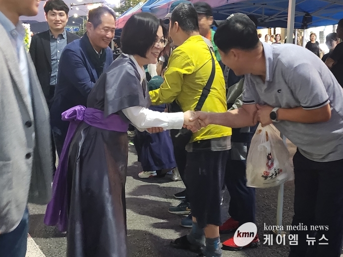 김보라 안성시장이 길놀이 퍼레이드 중 시민과 악수를 나누고있다.<사진/김영진기자>