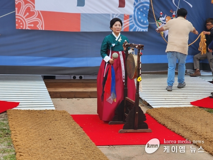 사진/김보라 안성시장이 타종을 하고있다.<사진/김영진기자>