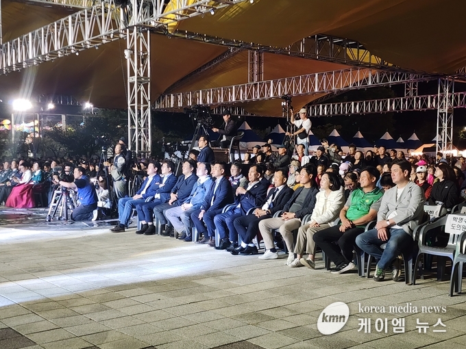 사진/김보라 안성시장을 비롯한 윤종군 국회의원, 염태영 국회의원과 시, 도의원 및 관내 주요 기관·사회 단체장들이 개막시 축하 공연을 관람 하고있다.<사진/김영진기자>