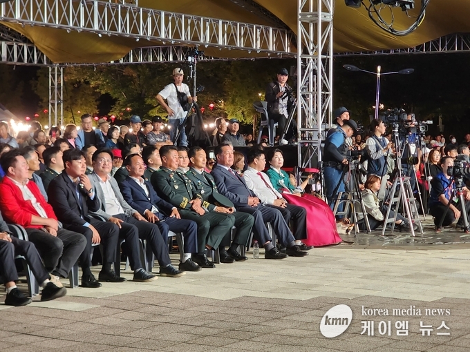 사진/김보라 안성시장을 비롯한 안정열 안성시의회 의장, 이임수 55사단장과 안성시의원 및 관내 주요 기관·사회 단체장들이 개막시 축하 공연을 관람 하고있다.<사진/김영진기자>