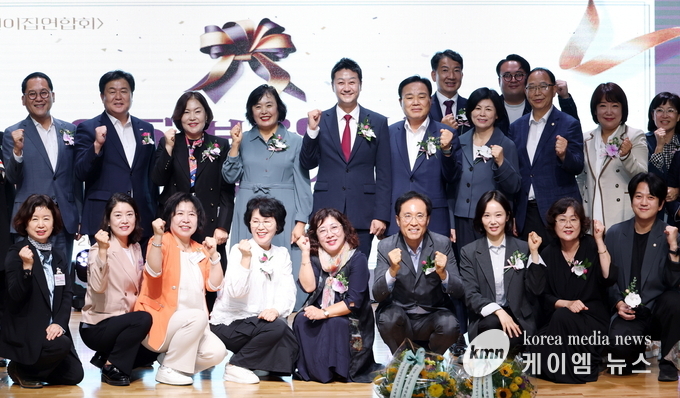 기념식을 마치고 김진경 의장과 내빈들이 함께하고 있다. 사진/경기도의회 제공