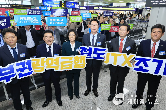 사진/왼쪽에서 네번째 정명근 화성특례시장