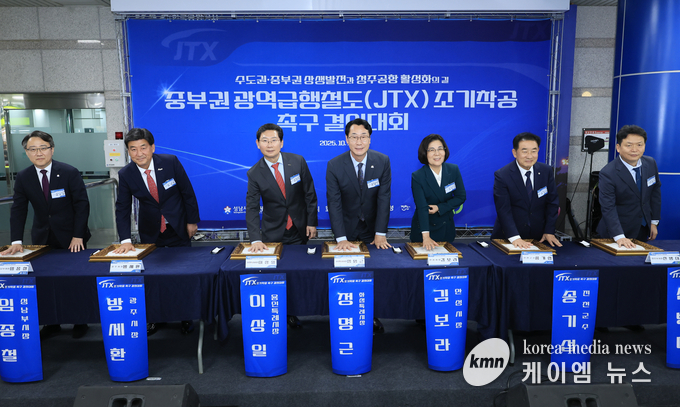 사진/왼쪽에서 네번째 정명근 화성특례시장