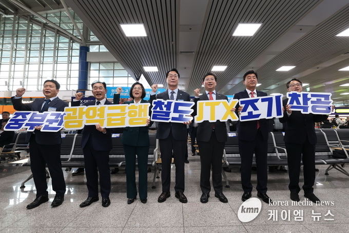 사진/왼쪽에서 세번째 김보라 안성시장