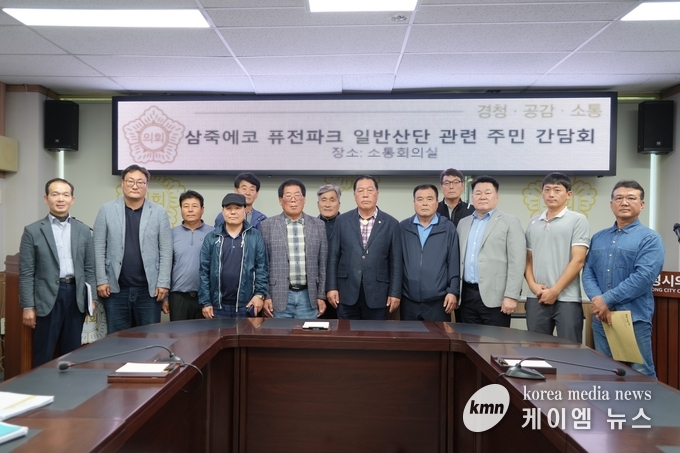 사진/간담회를 마치고 기념촬영을 하고있다.<사진/안성시의회 제공>