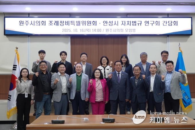 사진/이중섭 대표의원을 비롯해 안정열 의장, 정천식 부의장, 최호섭 운영위원장, 박근배 의원, 송은옥 책임연구원, 의회사무과직원이 기념촬영을하고있다.