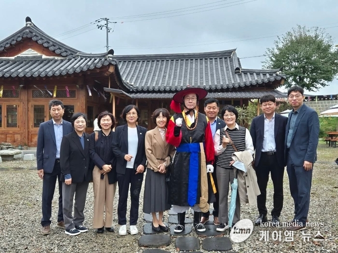 사진/정명근 화성특례시장이 전통 의상을 하고 관계자들과 기념촬영을 하고있다.<김영진 기자>