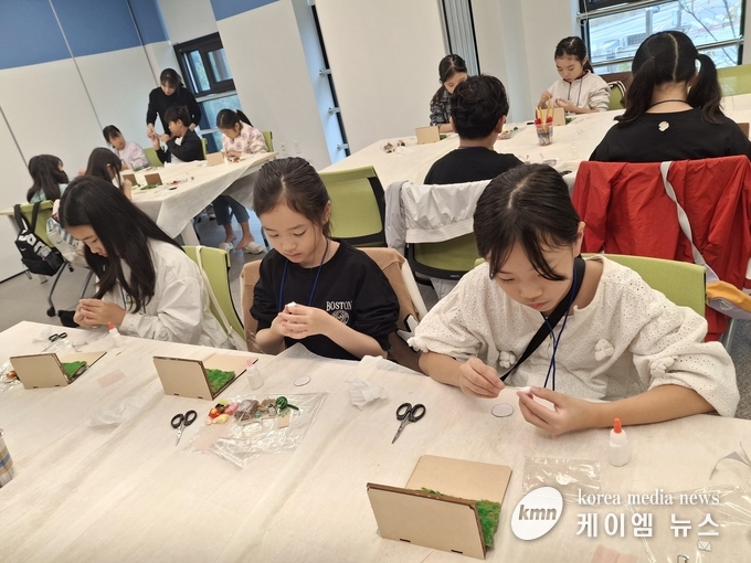 용인시청소년미래재단마이캐릭 마이굿즈 1회차 - 미니어처 상상 텃밭 만들기’ 체험을 하고 있다. 사진/용인시청소년미래재단 제공