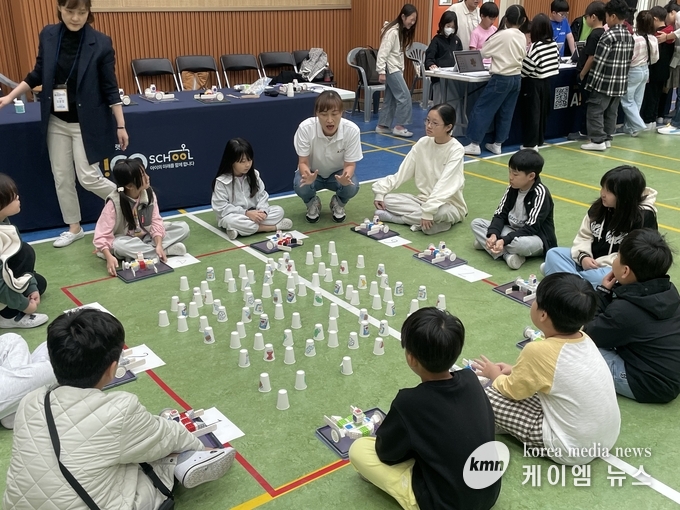 교사와 학부모가 함께 부스를 운영하며 배움의 밀도를 높였다. 사진/용인 이동초등학교 제공