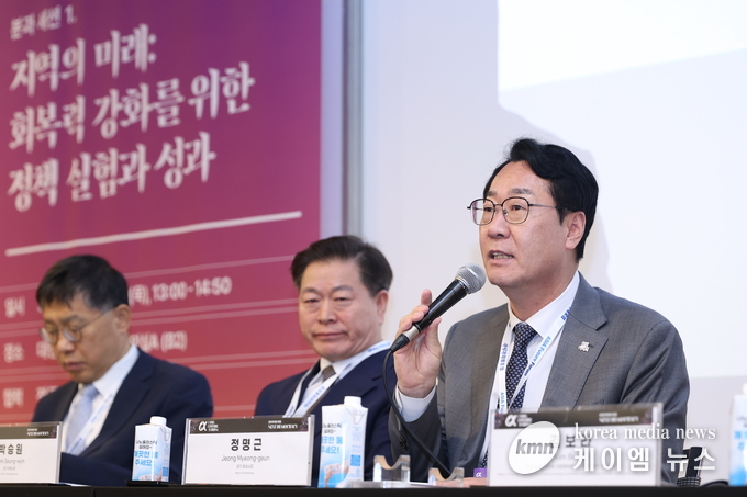 정 시장이 제16회 아시아 미래포럼에서 지역화폐를 중심으로 한 지역 순환 경제 시스템에 대해 설명하고 있다. 사진/화성특례시청 제공