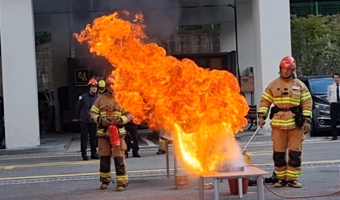 오산소방서가 배터리 및 식용유 실화재 진압훈련을 하고있다. 사진/오산소방서 제공