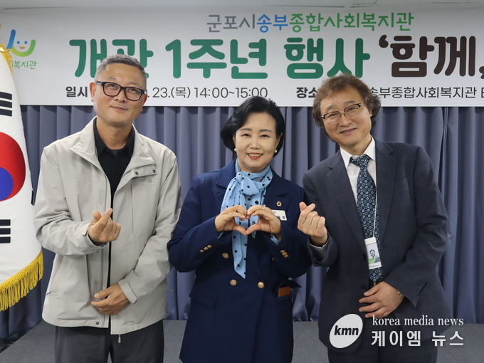 정윤경 부의장과 관계자들과 함께하고 있다. 사진/경기도의회 제공
