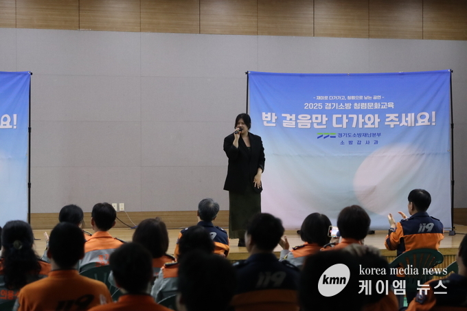 청렴 퀴즈에 참여하고 있는 소방대원들의 모습 사진/화성소방서 제공
