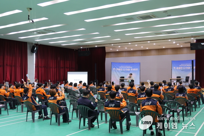  청렴 콘서트를 관람하고 있는 소방대원들의 모습 사진/화성소방서 제공
