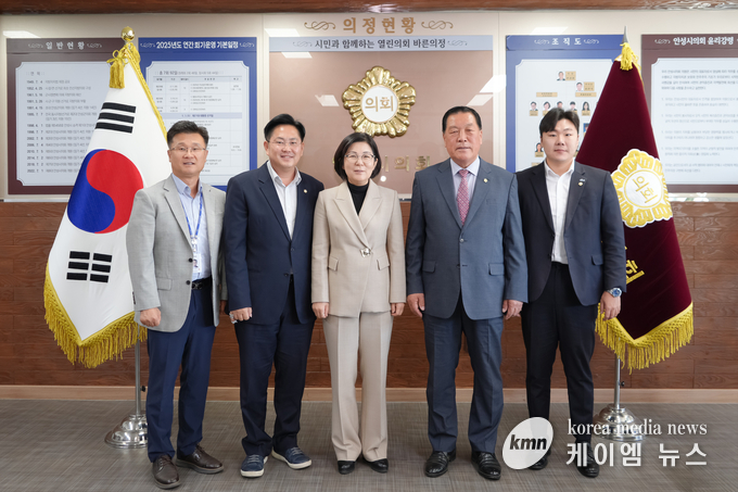 안성시의회 제1차 본회의를 통해 임시회를 개회하고 기념촬영을 하고있다. 사진/안성시의회 제공
