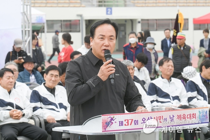 사진/이권재 오산시장이 제37회 시민의 날 행사와 체육대회를 축하 하고있다.