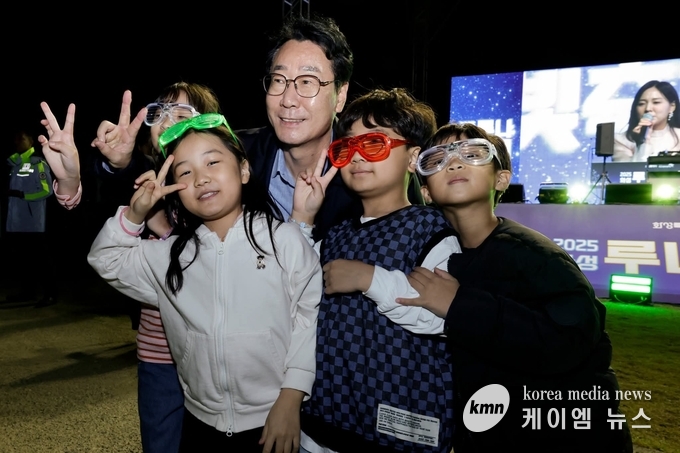 사진/정명근 화성특례시장이 어린이 관람객과 함께 호흡하고 있다.