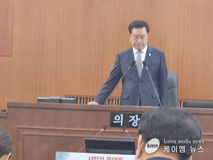 사진/오산시의회 제297회 임시회 본회의장에서 이상복 의장이 개회를 선언 하고있다.<사진/김영진 기자>